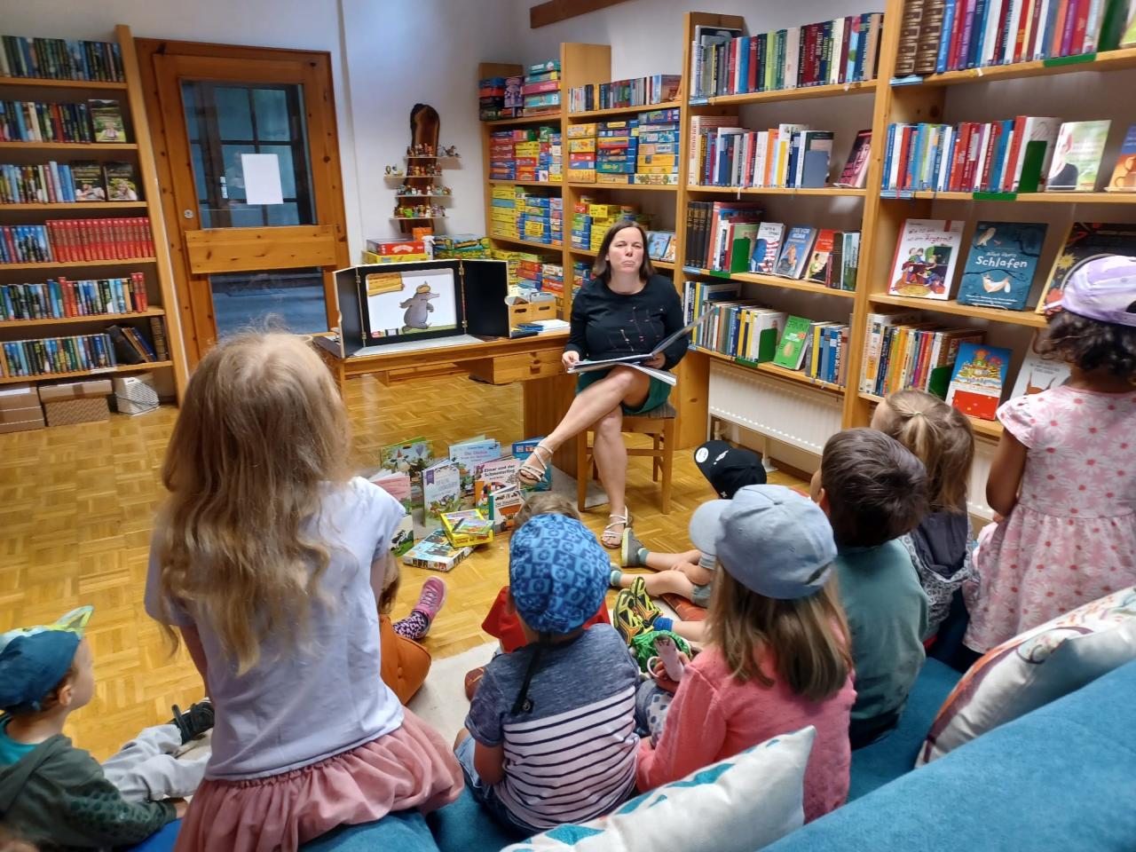 Maria liest den Kindern vor