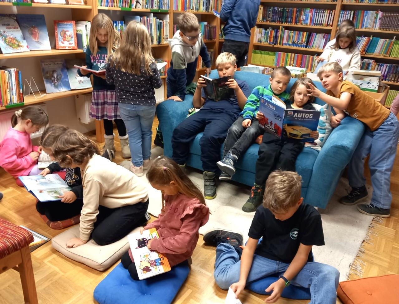Kinder schmökern