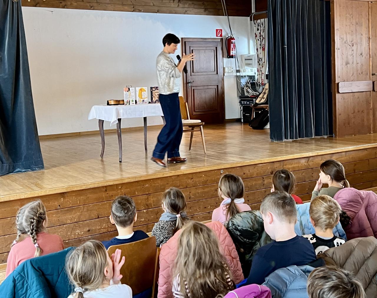 Lesung Lena Raubaum Pfarrsaal