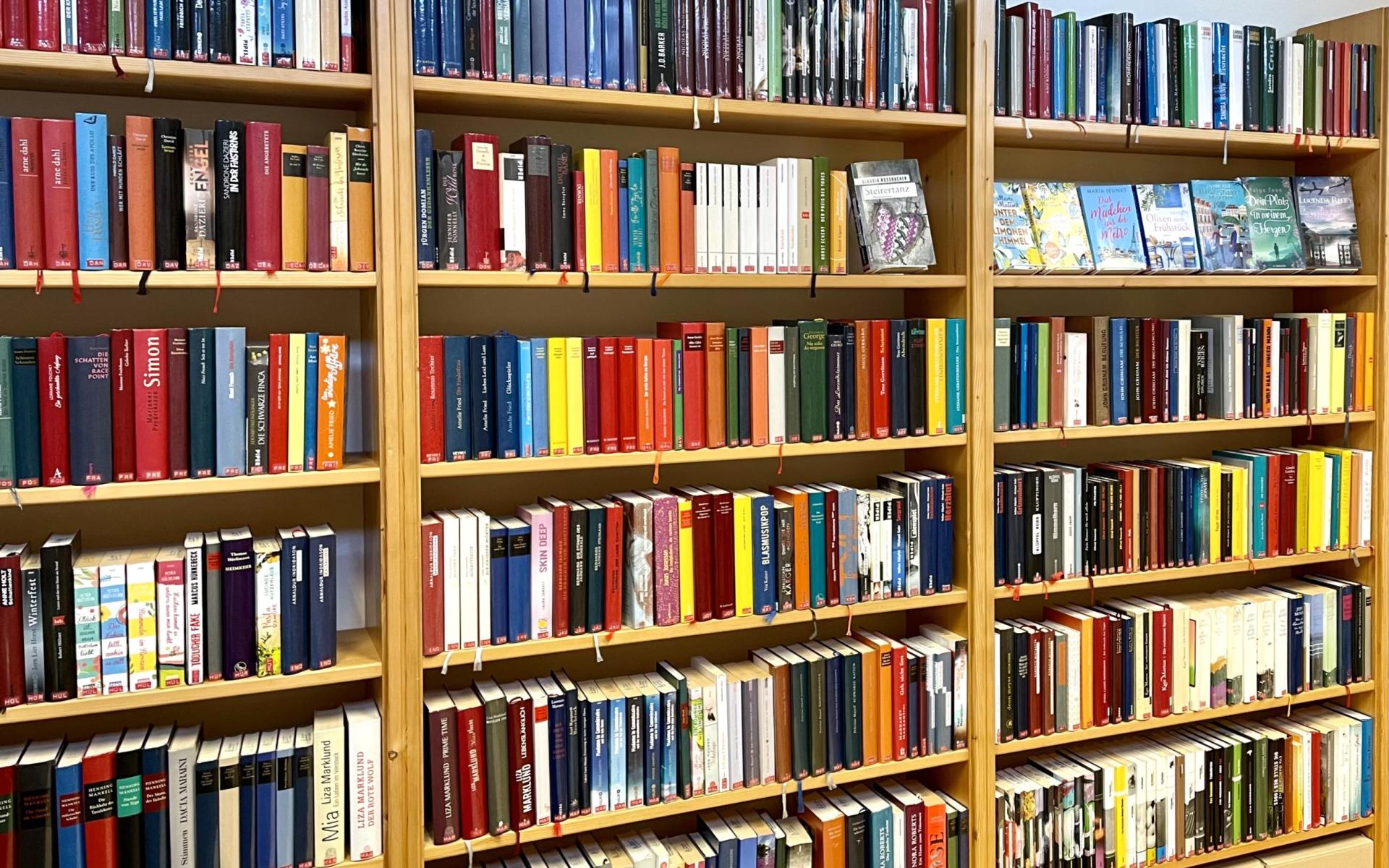 Bücherregal