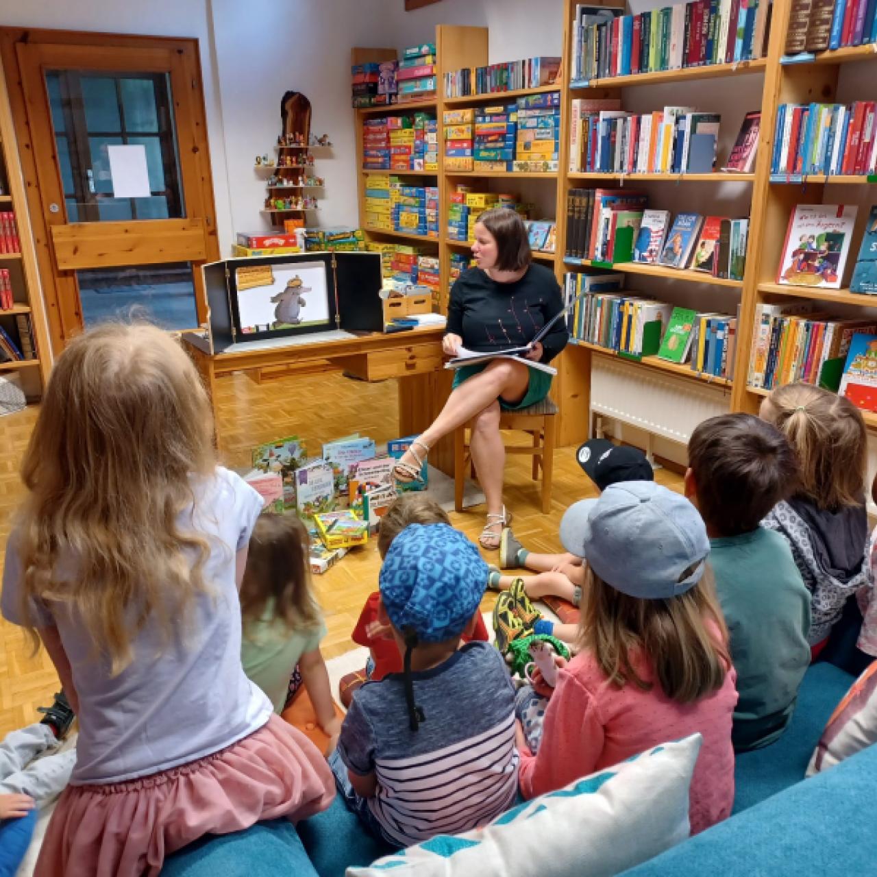 Kindergartengruppe besucht Bibliothek Leogang