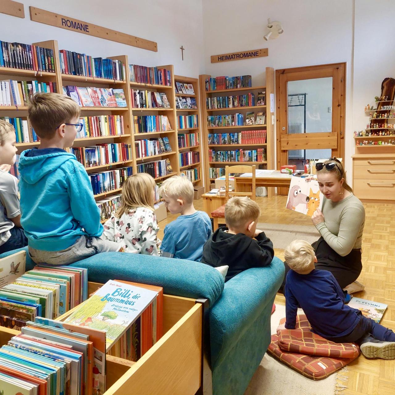Den Kindern der Bärengruppe wird vorgelesen.