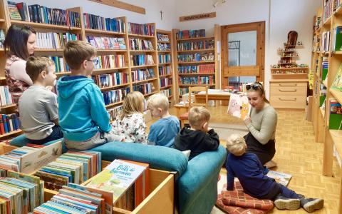 Den Kindern der Bärengruppe wird vorgelesen.